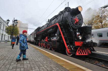 Москва. Мальчик у паровоза  в музее железнодорожного транспорта на Рижском вокзале.