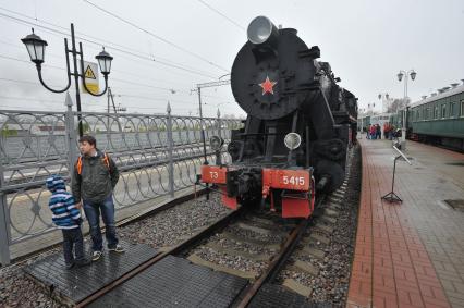 Москва. Посетители у паровоза  в музее железнодорожного транспорта на Рижском вокзале.