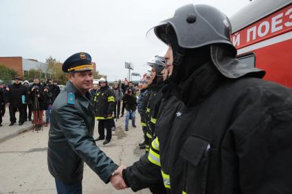 Москва.  Начальник ГУ МЧС России по Москве Илья Денисов (слева) на городских учениях МЧС и других экстренных служб.