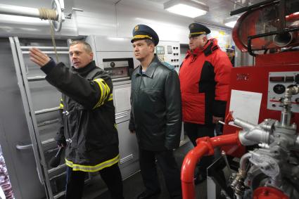 Москва.  Начальник ГУ МЧС России по Москве Илья Денисов (в центре) на городских учениях МЧС и других экстренных служб.