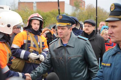 Москва. Начальник ГУ МЧС России по Москве Илья Денисов (в центре) на городских учениях МЧС и других экстренных служб.
