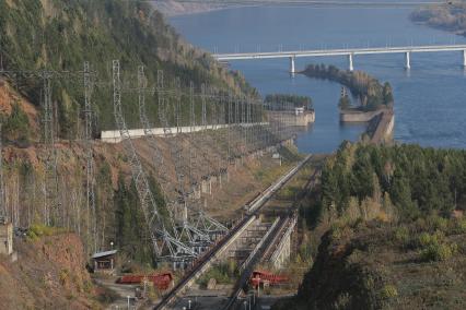 Красноярск.  Рельсовый путь  судоподъемника Красноярской ГЭС.