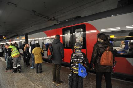 Москва. Пассажиры на станции Московского центрального кольца (МЦК).