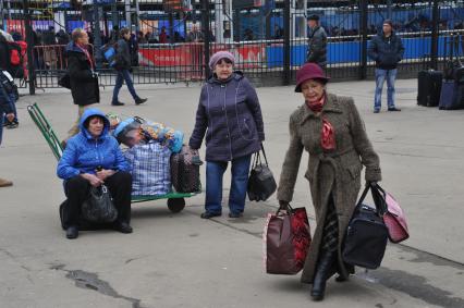 Москва.  Пассажиры с вещами на  на Ярославском  вокзале.