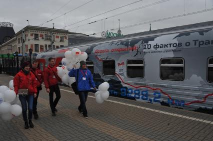 Москва. Молодые люди идут на торжественную церемонию отправления юбилейного поезда `100 лет Трансибу`во Владивосток с Ярославского вокзала.