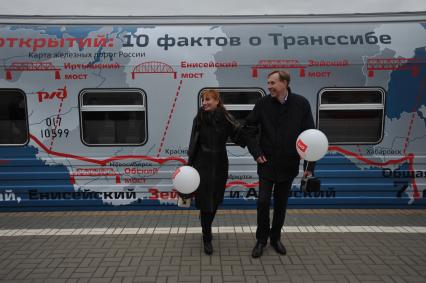 Москва. Молодой человек с девушкой на торжественной церемонии отправления юбилейного поезда `100 лет Трансибу` на Ярославском вокзале.