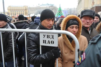 Москва. Мигранты в Новый год пытаются пройти на Красную площадь.