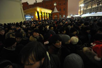 Москва. Мигранты в Новый год пытаются пройти на Красную площадь.