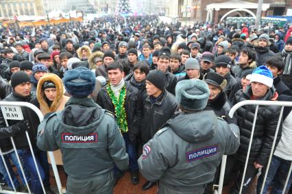 Москва. Мигранты в Новый год пытаются пройти на Красную площадь.