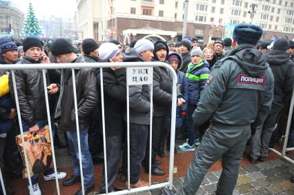 Москва. Мигранты в Новый год пытаются пройти на Красную площадь.