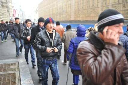 Москва. Мигранты в Новый год направляются на Красную площадь.