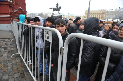 Москва. Мигранты в Новый год пытаются пройти на Красную площадь.