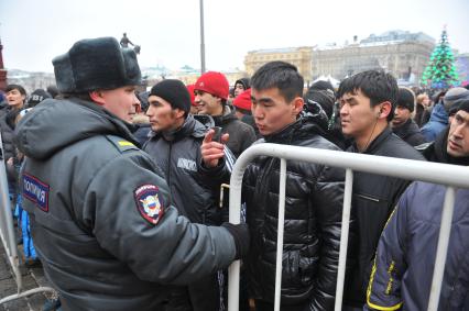 Москва. Мигранты в Новый год пытаются пройти на Красную площадь.