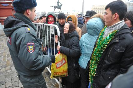 Москва. Мигранты в Новый год пытаются пройти на Красную площадь.