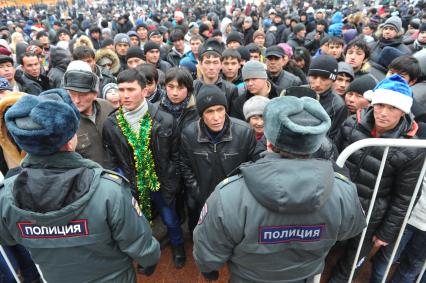 Москва. Мигранты в Новый год пытаются пройти на Красную площадь.