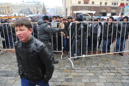 Москва. Мигранты в Новый год пытаются пройти на Красную площадь.