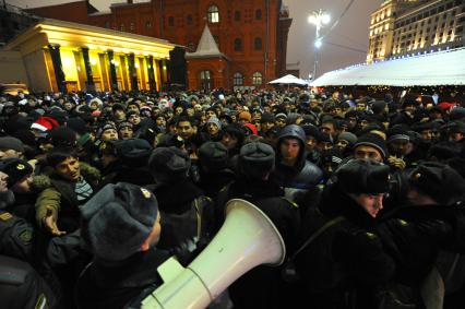 Москва. Мигранты в Новый год пытаются пройти на Красную площадь.