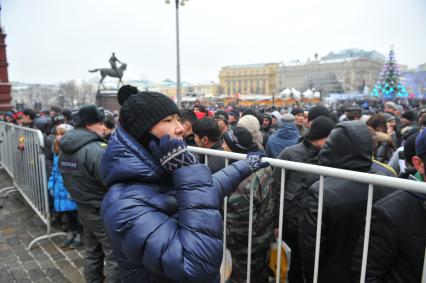 Москва. Мигранты в Новый год пытаются пройти на Красную площадь.