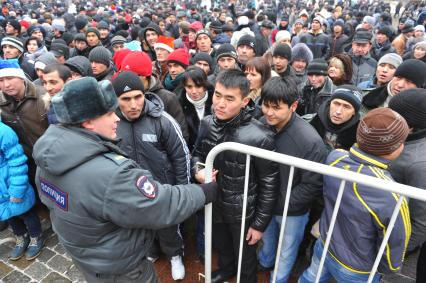 Москва. Мигранты в Новый год пытаются пройти на Красную площадь.