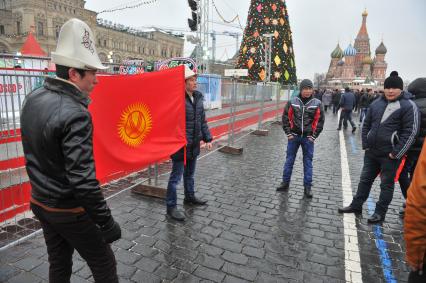 Москва. Мигранты в Новый год развернули на Красной площади флаг Киргизии.