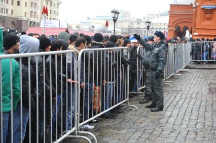 Москва. Мигранты в Новый год пытаются пройти на Красную площадь.