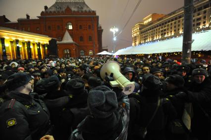 Москва. Мигранты в Новый год пытаются пройти на Красную площадь.