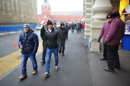 Москва. Мигранты в Новый год направляются на Красную площадь.