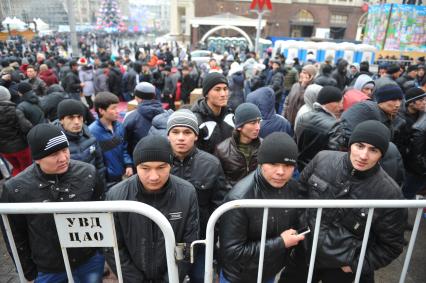 Москва. Мигранты в Новый год пытаются пройти на Красную площадь.