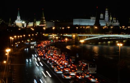 Москва.   Вид на Кремль и Большой Каменный мост.