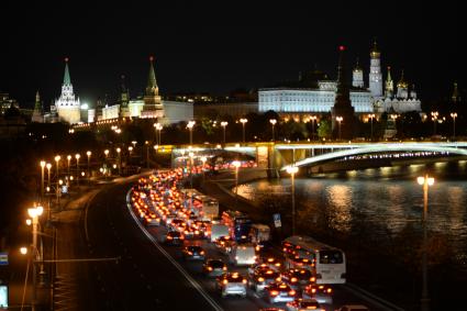 Москва.   Вид на Кремль и Большой Каменный мост.