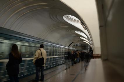 Москва. Пассажиры на станции метро `Сокол`.