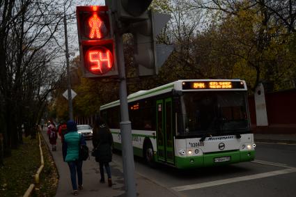 Москва.  Автобус на улице  Старый Петровско-Разумовский проезд .