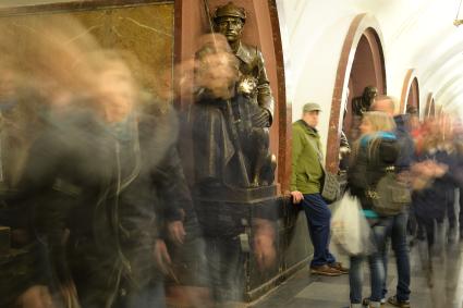 Москва. Скульптура пограничника и собаки с отполированным носом на станции метро `Площадь Революции`.