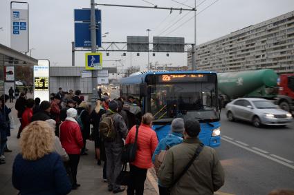 Москва. Пассажиры садятся в автобус на остановке общественного транспорта `метро` Динамо` на Ленинградском проспекте.