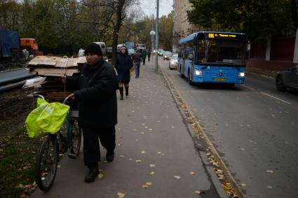 Москва.  Автобус на улице  Старый Петровско-Разумовский проезд .