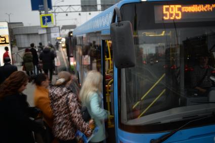 Москва. Пассажиры садятся в автобус на остановке общественного транспорта `Метро `Динамо` на Ленинградском проспекте.