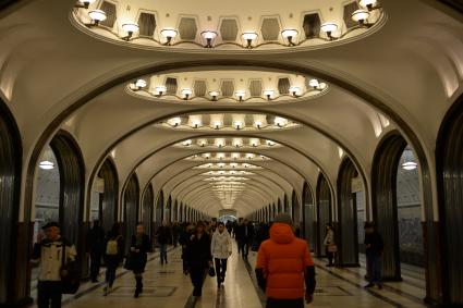 Москва. Пассажиры на станции метро `Маяковская`.