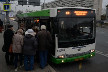 Москва. Пассажиры садятся в автобус на остановке общественного транспорта `Метро `Динамо` на Ленинградском проспекте.