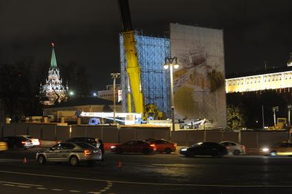 Москва.  Монтаж 16-метрового памятника`Святому равноапостольному князю Владимиру`  на Боровицкой площади.