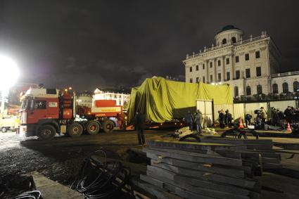 Москва.   Транспортировка элементов 16-метрового памятника ` Святому равноапостольному князю Владимиру`  для монтажа на Боровицкой площади.