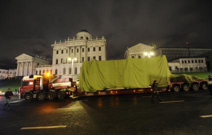 Москва.   Транспортировка элементов 16-метрового памятника ` Святому равноапостольному князю Владимиру`  для монтажа на Боровицкой площади.