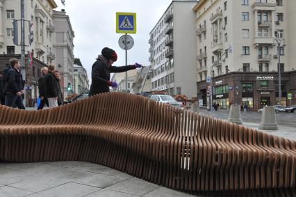 Москва.  Художник рисует на Тверской улице после ее реконструкции .