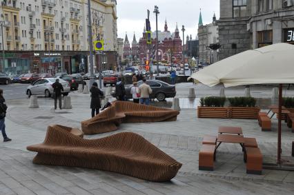 Москва.  Вид на Исторический музей со стороны  Тверской улице после ее реконструкции .