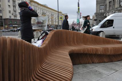 Москва.  Художник рисует на Тверской улице после ее реконструкции .