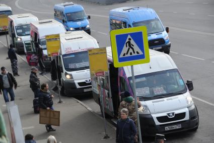 Москва.  Маршрутное такси на  остановке общественного транспорта у станции метро `Выхино`.