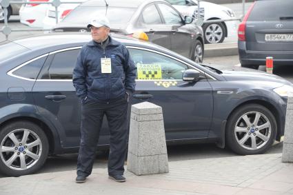 Москва.  Такси на одной из улиц города.