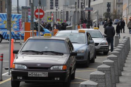 Москва.  Такси на одной из улиц города.