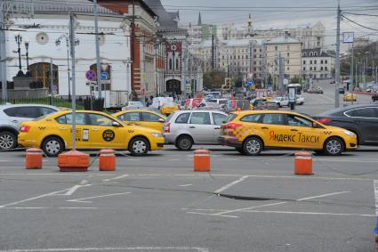 Москва.  Такси у здания Казанского вокзала на Комсомольской площади.