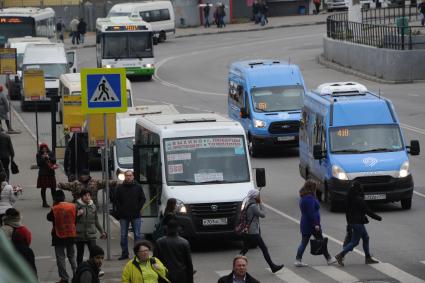 Москва.  На остановке общественного транспорта у станции метро `Выхино`.