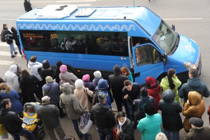 Москва.   Пассажиры  у маршрутного такси.